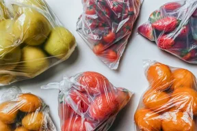 ما خطر تغليف الأطعمة بالبلاستيك؟