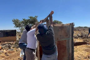 أهالي المزرعة الشرقية و"الجدار والاستيطان" يزيلون بؤرة رعوية للمستعمرين