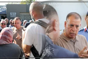 وزير الداخلية الأردني يأمر بتنفيذ مجموعة إجراءات لحل "أزمة التذاكر" على جسر الملك حسين
