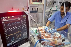 الأطفال الخدّج يصارعون للبقاء على قيد الحياة في شمال غزة
