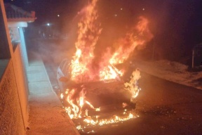 مستعمرون يضرمون النيران في مركبتين في قرية برقا شرق رام الله