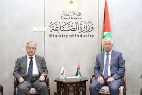 Le ministre palestinien de l'industrie discute avec l'ambassadeur japonais et le représentant de "JICA" des perspectives de coopération industrielle