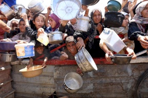 في غزة... الأمهات الفلسطينيات يخاطرن لجلب الغذاء للأطفال الخائفين عليهن