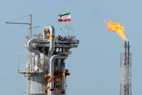 الولايات المتحدة تفرض عقوبات على القائمين بتسهيل تجارة النفط والبتروكيماويات الإيرانية