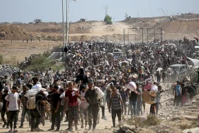 20 شهيدا وعشرات الجرحى بانقلاب شاحنة على طالبي مساعدات بغزة