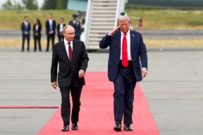 Video: Trump Welcomes Putin in Alaska