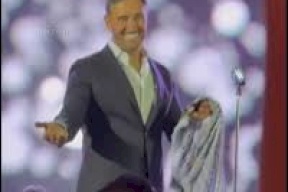 Kazem Al Saher Wears the Palestinian Kufiya During His Concert in Amman