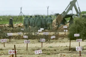 بينهم 67 طفلا: الاحتلال يحتجز جثامين 726 شهيدًا في الثلاجات ومقابر الأرقام