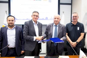 "Electricité de Jérusalem" signe un accord d'achat d'énergie provenant de projets solaires pour les écoles des waqfs islamiques à Jérusalem