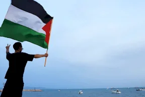 مسيرة تستهدف أكبر قوارب أسطول الصمود قبالة تونس (فيديو)