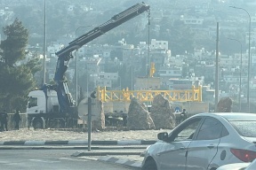 הכיבוש מציב שער ברזל ליד אוניברסיטת חדורי בעארוב ופועל לפתיחת רחוב יישובי בדרום חברון