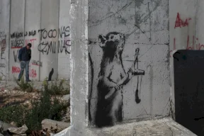 بانكسي فنان مجهول برسائل تربك السلطات وتنصف الفلسطينيين