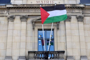 رغم الاعتراف بفلسطين.. الحكومة الفرنسية تأمر المباني الحكومية بإنزال العلم الفلسطيني