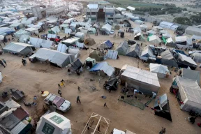 Aucun abri ni sécurité : l'occupation inonde le sud de Gaza de tentes aléatoires et de sanitaires insalubres