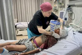 "זה שיגעון"... אחות אמריקאית מתעדת את קריסת מערכת הבריאות בעזה
