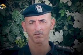 Le porte-parole de la police, le général Louai Arzouqat, rend hommage au capitaine Louai Jafar