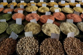 8 أطعمة غنية بالبروتين والألياف تعزز صحة أمعائك وقلبك