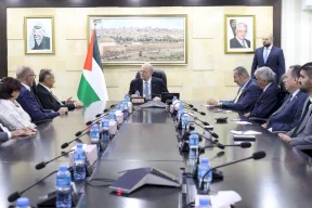 מוסטפא דן עם קרן הסיוע בתמיכה ופיתוח תוכניות חינוך וטיפול בילדים יתומים בפלסטין