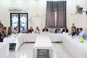 محافظ أريحا والأغوار يلتقي وفدًا دبلوماسيًا في بلدية العوجا