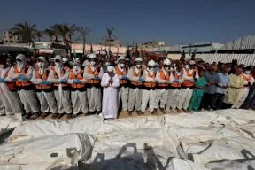دفن جثامين عشرات الأسرى الفلسطينيين في مقبرة جماعية بدير البلح