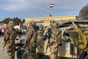 طواقم مصرية تدخل إلى غزة للمشاركة في البحث عن رفات إسرائيليين