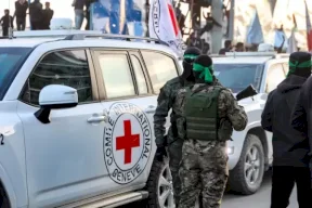 تقديرات إسرائيلية: حماس ستسلّم الصليب الأحمر جثّتين هذا المساء