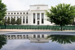 "الفيدرالي" الأميركي يوافق التوقعات ويخفض الفائدة 25 نقطة أساس