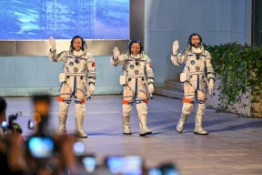 الصين ترسل أصغر رائد فضاء في تاريخها وفئران إلى محطة تيانغونغ