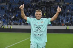 رئيس ناد يعود للعب بعمر 61 عاما