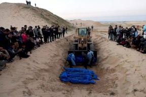 الاحتلال يُسلّم 45 جثمانا لشهداء من قطاع غزة