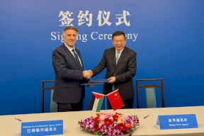 عساف يوقع مذكرة تعاون مع رئيس وكالة "شينخوا" الوزير فو هوا ويطلعه على التطورات السياسية