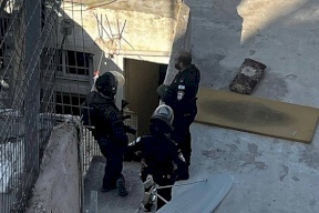 Settlers seize the home of the Shweiki family in the Batn al-Hawa neighborhood