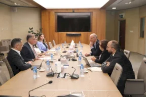 محافظ سلطة النقد يبحث مع وفد من البنك الدولي سبل تعزيز التعاون في مجالات الاستقرار المالي