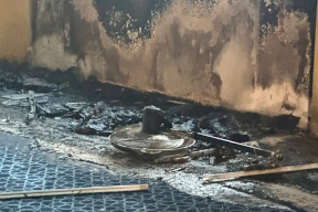 مستوطنون يحرقون مسجدا في دير استيا ويخطّون شعارات عنصرية (صور)