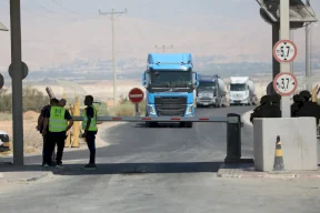 اتحاد الغرف التجارية يطالب بتحرك دولي عاجل لإعادة فتح معبر الكرامة التجاري