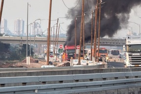 إغلاق شارع رقم 1 بعد اندلاع حريق في شاحنة باللد