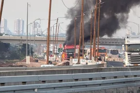 Fermeture de la route n° 1 après un incendie dans un camion à Lod