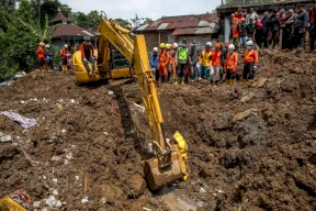 مقتل 30 شخصاً بانهيارات أرضية في إندونيسيا