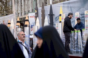 إسرائيل تتابع بـ"قلق"... تقرير: إيران تقترب وتعمل بوتيرة متسارعة لاستعادة مخزونها الصاروخي