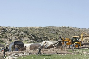 مستوطنون يشرعون ببناء بؤرة استعمارية في خربة الحديدية بالأغوار الشمالية