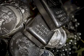 سوق الفضة العالمي يواجه خطرا جديدا بسبب انخفاض المخزونات الصينية