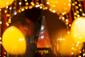 Des enfants de Gaza, de Cisjordanie et d'Israël illuminent le sapin de Noël à Rawabi