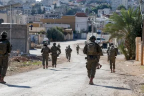 الاحتلال يواصل اقتحام منازل المواطنين والاعتداء عليهم في مخيم الفارعة جنوب طوباس