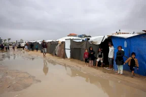 غزة تواجه شتاءً ثالثا بلا مأوى ولا تدفئة.. والدفاع المدني يحذر من سقوط ضحايا 