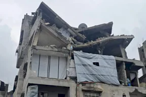 انهيار 4 مبان في غزة بسبب المنخفض الجوي والفيضانات تغمر القطاع