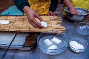 الجبن القريش أم الحليب: أيهما أفضل لصحة العظام؟