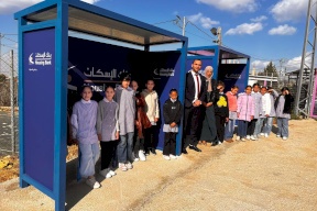 بالتعاون مع بلدية كوبر بنك الإسكان يتبرع بمظلات انتظار 