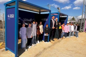 بالتعاون مع بلدية كوبر بنك الإسكان يتبرع بمظلات انتظار 