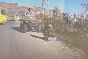 فيديو:: جندي إسرائيلي يدهس شابًا أثناء صلاته قرب رام الله