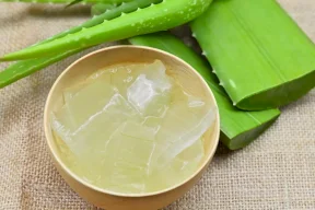 جل الألوفيرا أو الشيا: أيهما أفضل لنمو الشعر في الشتاء؟